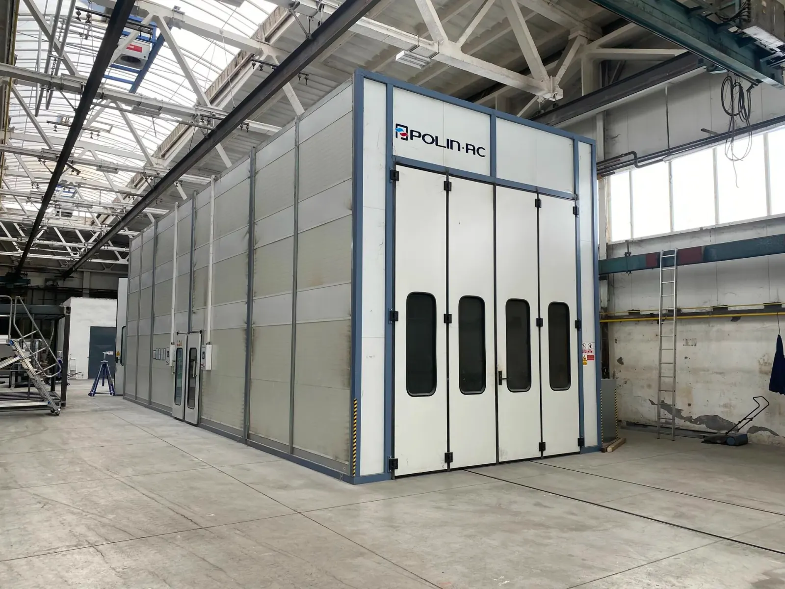 Cabine de peinture et de séchage vue de l'extérieur, portes doubles fermées