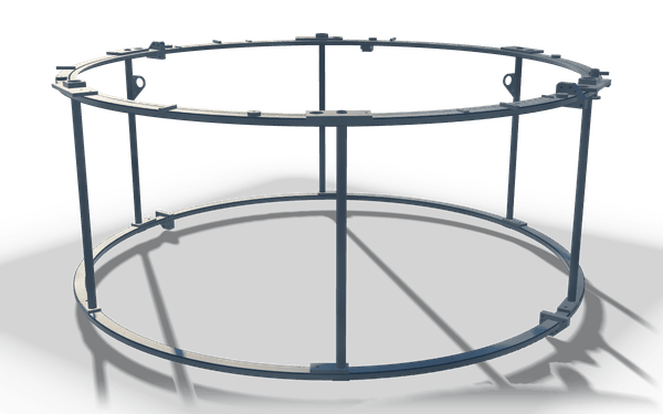 Ringramme, 3,5 m, i råstål: to store flate ringer holdt fra hverandre av en sirkel av slanke stolper, med braketter og løfteører rundt den øvre ringen.